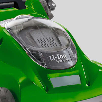 Nahaufnahme eines grünen Akku-Rasenmähers mit Sichtfenster für den Ladezustand.